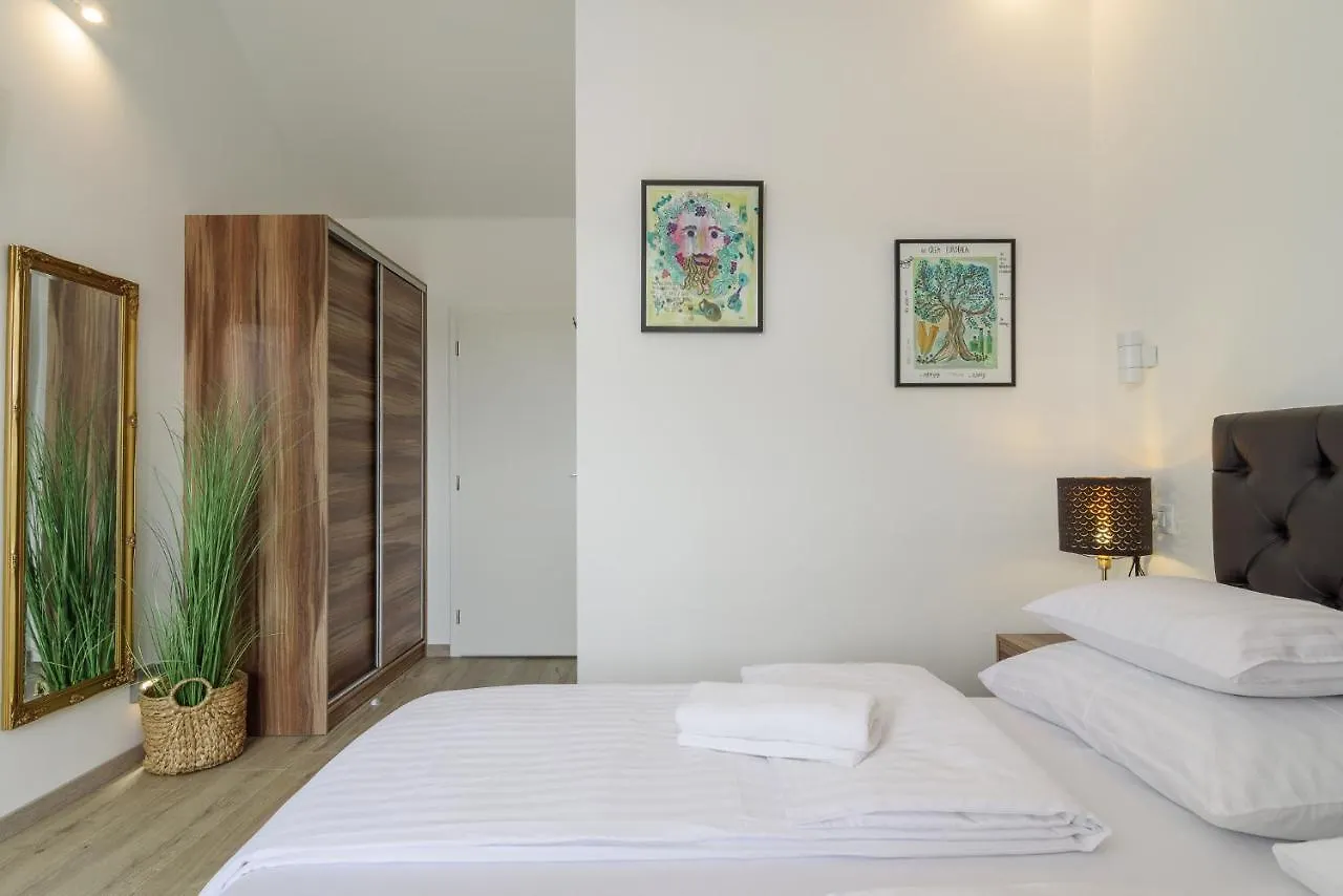 Vila White Trogir 3*,